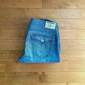 True Religion | Women’s low mid rise light wash skinny jeans size 31(runs small)